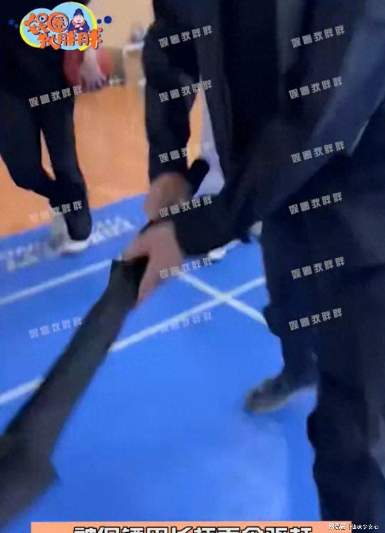 曝王鹤棣无视保镖当众殴打女粉